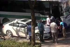 Halk otob&uuml;s&uuml;nden zorla indirilen yaşlı adam yere d&uuml;şt&uuml;
