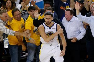 Warriors 3-2 &ouml;ne ge&ccedil;ti, Bucks ise Doğu Finali'ne y&uuml;kseldi!