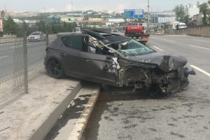 TIR'a &ccedil;arpan otomobilin tekeri fırladı