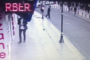 Yola &ccedil;ıkan kişi motosikletlinin kaza yapmasına neden oldu
