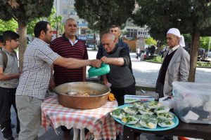 35 yıllık &ccedil;iğ k&ouml;fte ustasının Ramazan mesaisi