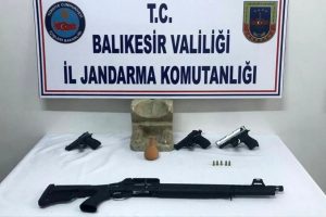 Tarihi eser ka&ccedil;ak&ccedil;ıları su&ccedil;&uuml;st&uuml; yakalandı
