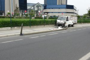 Kaldırıma &ccedil;ıkan kamyonet aydınlatma direğini yola devirdi