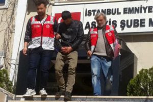 Gen&ccedil; kadın kapıyı a&ccedil;tı, dehşeti yaşadı!