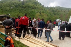 K&ouml;pr&uuml;den ge&ccedil;en trakt&ouml;r devrildi: 1 &ouml;l&uuml;, 2 yaralı