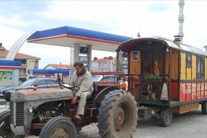 Fransız gezgin trakt&ouml;rle Hindistan'a gidiyor