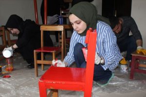 Atıl malzemelerle k&ouml;y okullarına k&uuml;t&uuml;phane kuruyorlar
