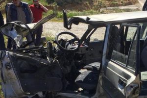 Minib&uuml;s ile otomobil &ccedil;arpıştı: 2 yaralı
