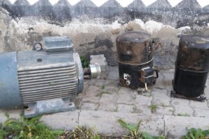 Mandıradan &ccedil;aldıkları dinamoları hurdacıya satarken yakalandılar