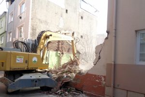 Bursa &Ccedil;irişhane'deki metruk bina yıkıldı