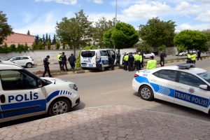Polis minib&uuml;s&uuml; &ouml;nce ağacı sonra direğe &ccedil;artı
