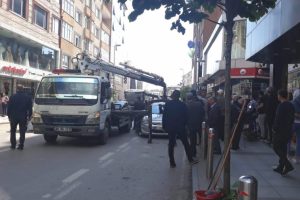 Aracını &ccedil;eken polislerle tartışınca g&ouml;zaltına alındı