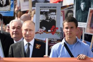 Putin, &Ouml;l&uuml;ms&uuml;z Alay y&uuml;r&uuml;y&uuml;ş&uuml;ne babasının fotoğrafıyla katıldı