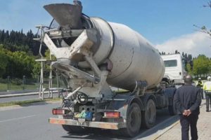 Beton mikserinin &ccedil;arptığı aydınlatma direği yaşlı adamın sonu oldu