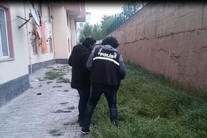 5'inci kattan d&uuml;şen gen&ccedil; kız yaralandı