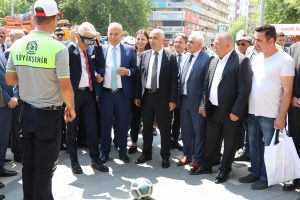Protokol &uuml;yeleri, alkol sim&uuml;lat&ouml;r g&ouml;zl&uuml;ğ&uuml; takıp penaltı atışı yaptı