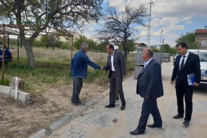 Başkan İlmek parke taş yol yapım &ccedil;alışmalarını yerinde inceledi