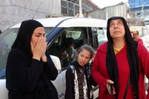 Evinin yanışını g&ouml;zyaşlarıyla izledi