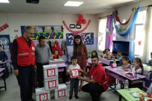 Bursa'da &ouml;ğrencilerden ihtiya&ccedil; sahiplerine yardım kolisi