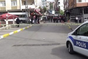 İki grup arasında &ccedil;ıkan silahlı kavgada yoldan ge&ccedil;en kadın yaralandı