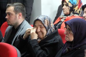 Liselilerin Anneler G&uuml;n&uuml; etkinliği şehit annelerini ağlattı