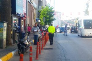 Ayvalık'ta polisten meydan temizliği