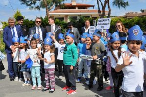 Minikler, trafiği durdurup şof&ouml;r amcalarına &ccedil;i&ccedil;ek verdi