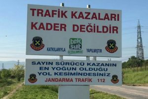 Jandarmadan trafik kazaları i&ccedil;in uyarı tabelası