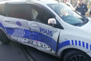 Tramvay polis aracına &ccedil;arptı: 1 polis yaralı