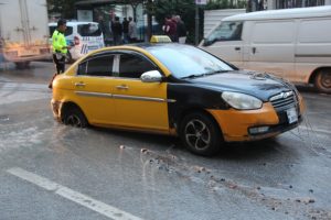 Yol &ccedil;&ouml;kt&uuml;, taksi &ccedil;ukura d&uuml;şt&uuml;