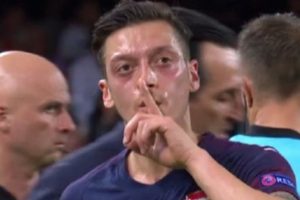 Mesut &Ouml;zil'den Valencia taraftarlarına tepki!