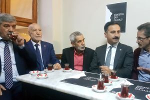 Sanat&ccedil;ılar ve psikologlar kahvehanelere indi, 'Şiddetin dili olmaz' dedi
