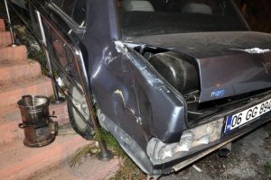 Ankara'da freni boşalan otomobil merdivenlerden u&ccedil;tu!