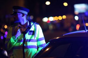 Londra'da silahlı bir kişi camiye girmeye &ccedil;alıştı