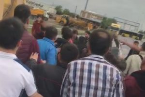 Kaza sonrası &ccedil;ıkan kavgada polis tarafları b&ouml;yle ayırdı