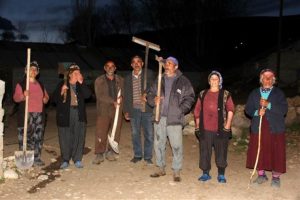 Ayılara karşı kazma ve k&uuml;rekle n&ouml;bet