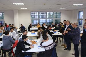 Bursa Yenişehir Belediye Başkanı Davut Aydın iftarını &ouml;ğrencilerle a&ccedil;tı