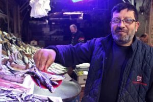 Bursa'da tezgahta kilosu 10 liraya balık var alan yok