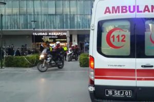 Bursa'nın g&ouml;beğinde kız kavgası kanlı bitti! 1 yaralı...