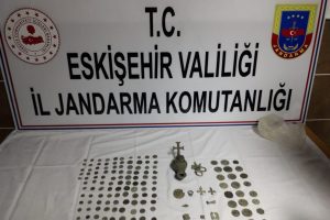 137 bronz sikke ile tarihi objeler ele ge&ccedil;irildi