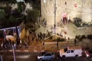 İsrail, teravih namazı kılanlara saldırdı: 6 yaralı