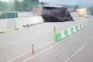 Tuzla'da hafriyat kamyonu dehşeti kamerada