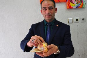 İftar i&ccedil;in aldığı pidenin i&ccedil;inden ambalaj atığı &ccedil;ıktı