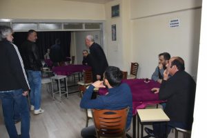 Kumar baskınına gelen polisi g&ouml;r&uuml;nce balkondan atladı