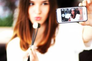 Selfie &ccedil;ağında kusursuz g&ouml;r&uuml;nmenin yaşı 18'e d&uuml;şt&uuml;