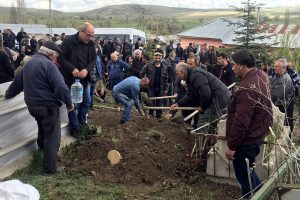 Cinayete kurban giden abla ve kardeşi, son yolcuğuna uğurlandı