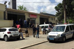 Komşusunu av t&uuml;feğiyle vurarak &ouml;ld&uuml;rd&uuml;