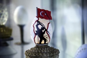 Bursa'da da sergiledi! Yumurta kabuklarını sanat eserine d&ouml;n&uuml;şt&uuml;r&uuml;yor