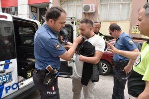 Ka&ccedil;an s&uuml;r&uuml;c&uuml;ye, 'Ka&ccedil; tane adam yiyen polis g&ouml;rd&uuml;n' tepkisi
