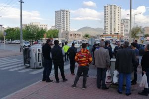 Yan yatan kamyonetten yaralıları b&ouml;yle &ccedil;ıkardılar